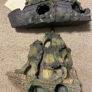 2 Rustic Shipwreck Aquarium Decoration, 1 new